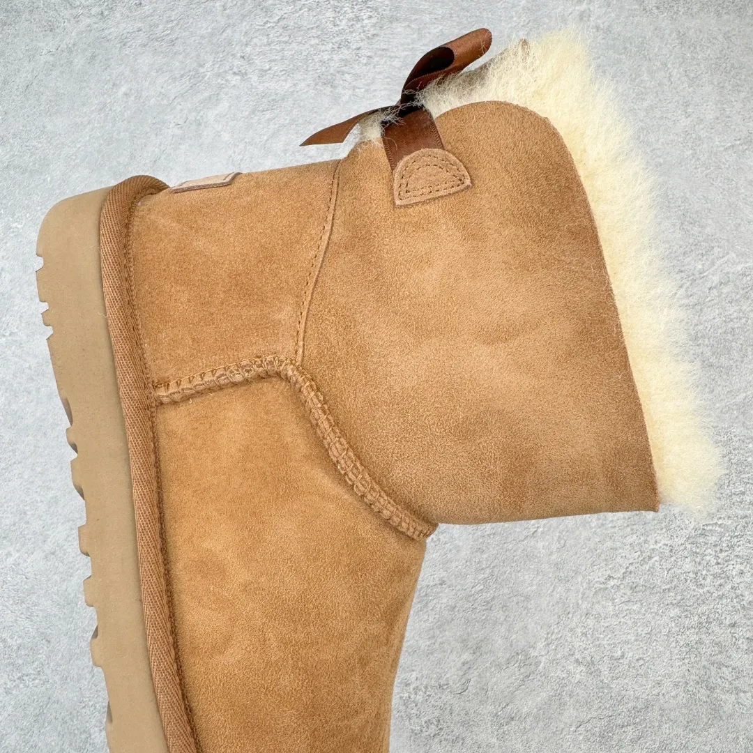 Pick up locally 💰520 UGG 6501 single ribbon bow autumn and winter sheep fur integrated snow boots. All shoes are made from the same factory as ZP. Longfeng A-grade Australian imported sheep fur integrated women's boots. Brand OEM production line. Fully follow the ZP process. OEM original pattern maker. Adhering to the principle of no original shoes and no development selection. Pay attention to every detail. The most authentic version on the market TREADLITE "Light Wing" technology outsole Lightweight/durable/flexible/pile size: 35 36 37 38 39 40 Coding: by2936080